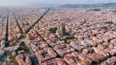 Şehir merkezindeki Sagrada Familia 'nın hava aracı görüntüsü. Çevredeki ünlü yerleşim bölgeleri, yeşillik, Barselona, İspanya