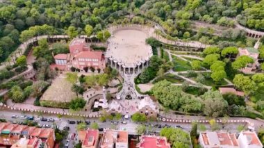 Park Guell 'in hava aracı görüntüsü. Antoni Gaudi mimarisi. Etrafta bir sürü yeşillik, turistler, Barselona, İspanya