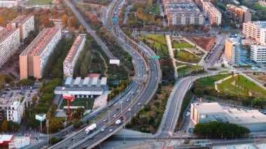 Barselona, İspanya - 27 Ekim 2023 Barcelona, İspanya 'da hava aracı görüntüsü. Otoyol ve konut binaları ve yeşillik