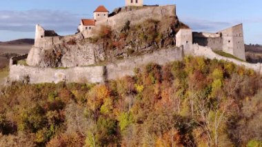 Romanya 'daki Rupea Kalesi' nin insansız hava aracı görüntüsü. Sonbahar mevsimi