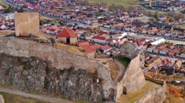 Romanya 'daki Rupea Kalesi' nin insansız hava aracı görüntüsü. Sonbahar mevsimi