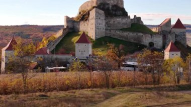 Romanya 'daki Rupea Kalesi' nin insansız hava aracı görüntüsü. Sonbahar mevsimi