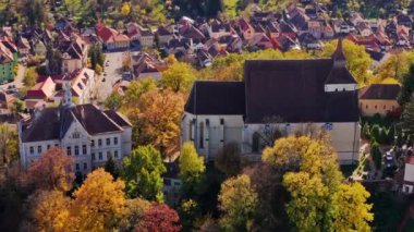 Romanya 'nın sonbahar mevsiminde Sighisoara' nın hava aracı görüntüsü.