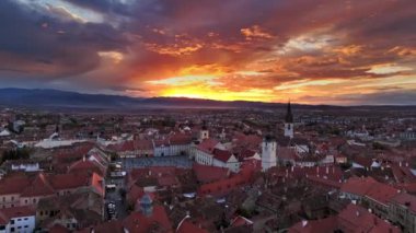 Günbatımında Sibiu 'nun hava aracı görüntüsü, Romanya