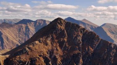Romanya 'nın Transfagarasan kentindeki Fagaras Dağları' nın insansız hava aracı görüntüsü. Sonbahar sonu sezonu