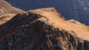 Romanya 'nın Transfagarasan kentindeki Fagaras Dağları' nın insansız hava aracı görüntüsü. Sonbahar sonu sezonu