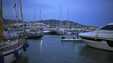 Cannes, Fransa - 26 Eylül 2023: günbatımında çoklu demirlemiş ve yüzen yatlarla deniz limanı manzarası