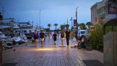 Cannes, Fransa - 26 Eylül 2023: akşam toprak seti sokağının manzarası. Birçok demirli yatlar ve yürüyen insanlar.