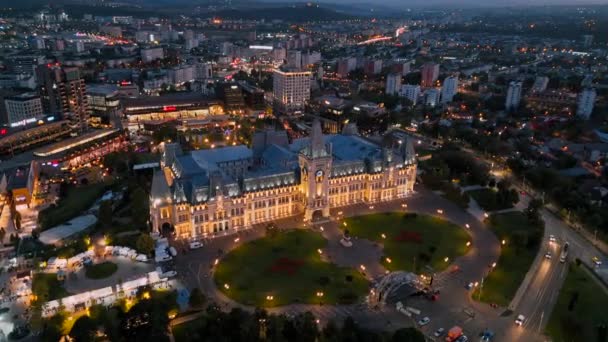 罗马尼亚 雅西的空中无人驾驶飞机俯瞰 文化宫和周围的其他建筑 购物中心和绿地 — 图库视频影像