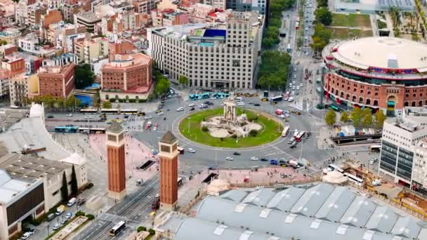 바르셀로나 스페인에서 스페인의 광장의 움직이는 자동차 건물에 라운드 — 비디오