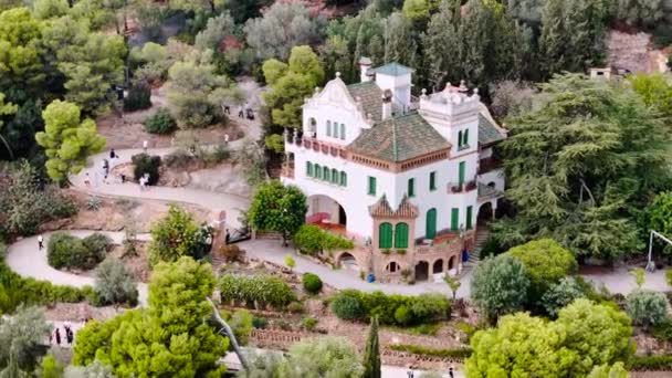 Flygdrönare Utsikt Över Park Guell Antoni Gaudi Arkitektur Mycket Grönska — Stockvideo