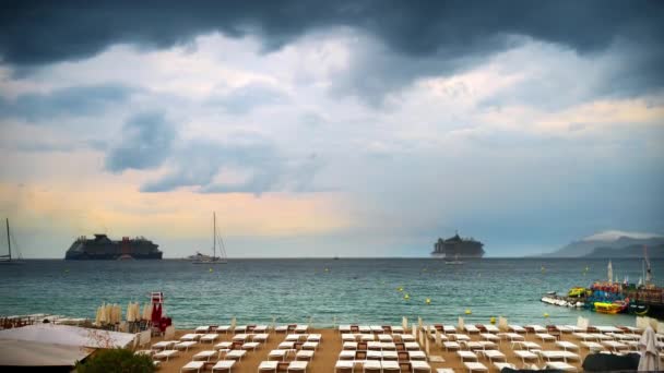 Utsikt Över Havet Kusten Med Flera Solstolar Stranden Molnigt Väder — Stockvideo