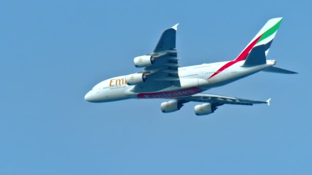 Cannes Franciaország Augusztus 2023 Emirates Repülőgép Repül Égen — Stock videók