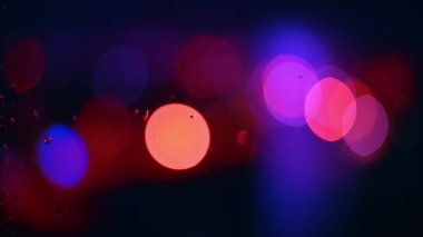 Koyu siyah arkaplanda bokeh ışıkları çember çiz