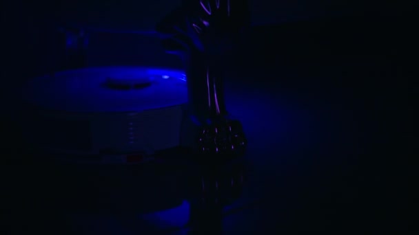 Синие Неоновые Огни Роботизированного Очистителя Швабры Темной Комнате — стоковое видео