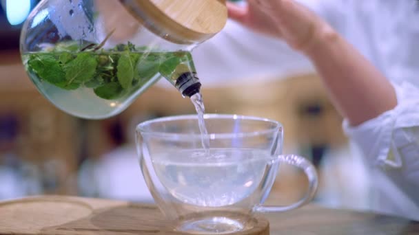 Kadın Eve Nane Yeşil Çayı Cam Bardağa Dolduruyor — Stok video