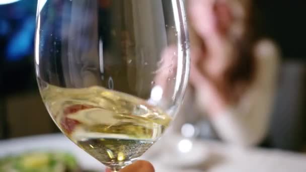 Scuotendo Bicchiere Vino Bianco Vicino — Video Stock