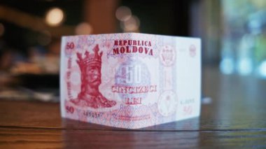 Moldova Cumhuriyeti 'nden gelen 50 Lei' lik kırmızı banknotu masaya yatırın.