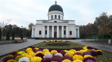Moldova, Kişinev 'deki Merkez İsa' nın Doğumu Katedrali 'nde sonbaharda çiçekler
