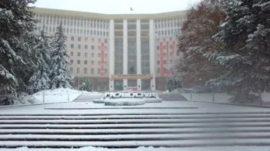 Moldova Parlamentosu, kış aylarında ağır kar altında, Moldova yavaş hareket ediyor