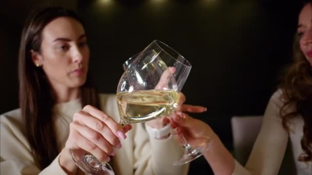 女性朋友们在家里用白色的杯子碰杯 — 图库视频影像