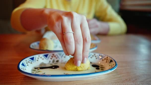 摩尔多瓦一家意大利餐馆午餐时 身穿黄色衣服的妇女用橄榄油品尝新鲜的当地面包 — 图库视频影像