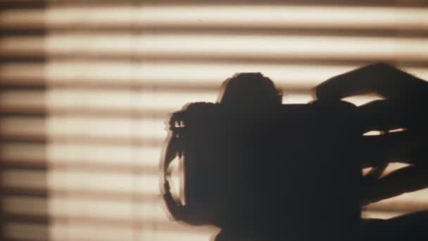 Bayangan Dinding Kamera Dan Venetian Tirai Garis Bayangan Saat Matahari — Stok Video