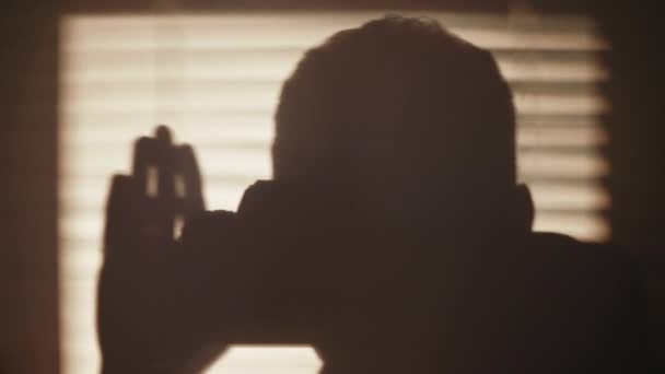 Sombra Pared Una Silueta Fotógrafa Disparando Mostrando Pulgares Hacia Arriba — Vídeos de Stock