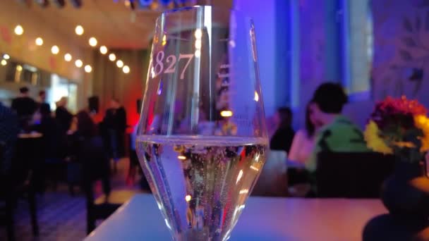 Macro Vue Rapprochée Verre Blanc Avec Vin Mousseux Dans Restaurant — Video