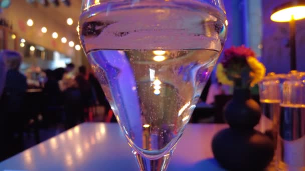 Macro Close Uitzicht Wit Glas Met Mousserende Wijn Een Restaurant — Stockvideo