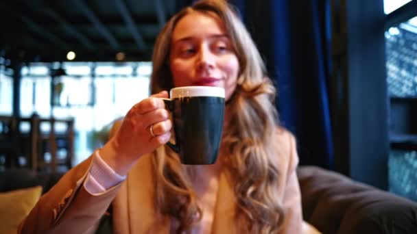 Donna Che Beve Cappuccino Caffè Una Tazza Bianco Nero Ristorante — Video Stock