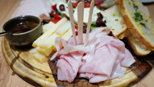 Close Conjunto Italiano Carne Queijo Com Pão Focacia Prosciutto Salame — Vídeo de Stock