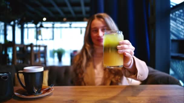 Kvinna Dricker Ismatcha Cocktail Med Apelsinjuice Restaurang — Stockvideo