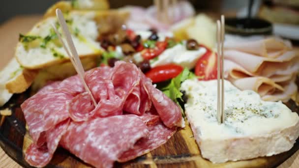 포카치아 프로시토 살라미 올리브와 달콤한 소스와 야채와 고기와 치즈의 이탈리아 — 비디오