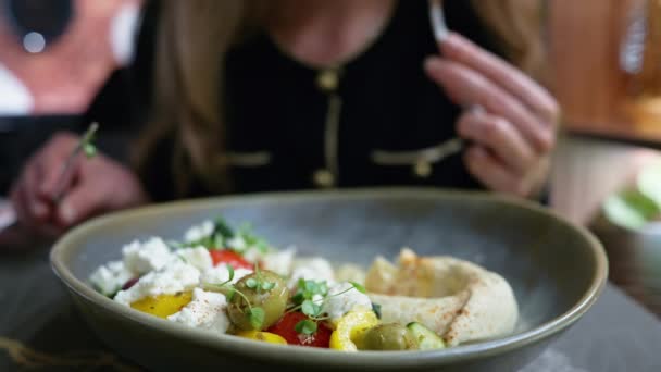 Zbliżenie Kobieta Jedzenie Humus Feta Ser Warzywa Restauracja — Wideo stockowe