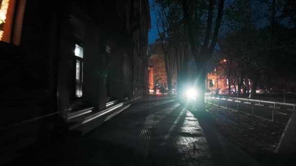 Luci Auto Notte Con Cielo Blu Persone Piedi Chisinau Moldavia — Video Stock