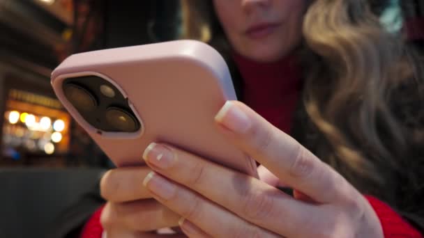 Restoranda Pembe Bir Cep Telefonu Üzerinde Çalışan Yakın Plan Kadın — Stok video