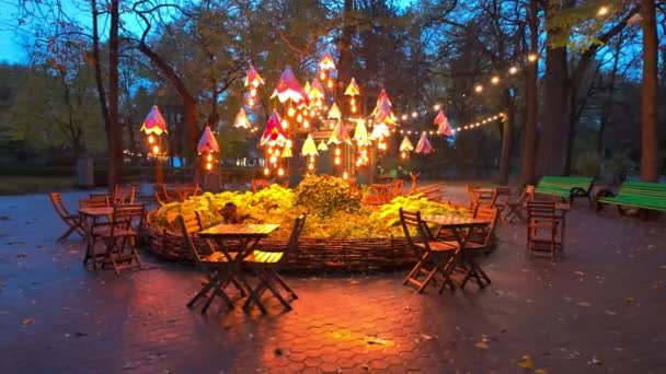 Kávové Stoly Parku Květinovými Světly Večer Zlaté Hodině Modrou Oblohou — Stock video