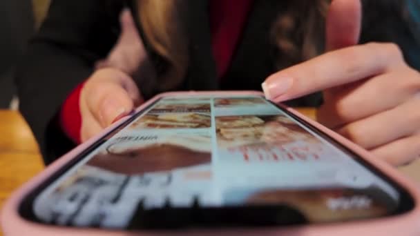 Крупным Планом Женщина Работает Розовый Мобильный Телефон Ресторане — стоковое видео