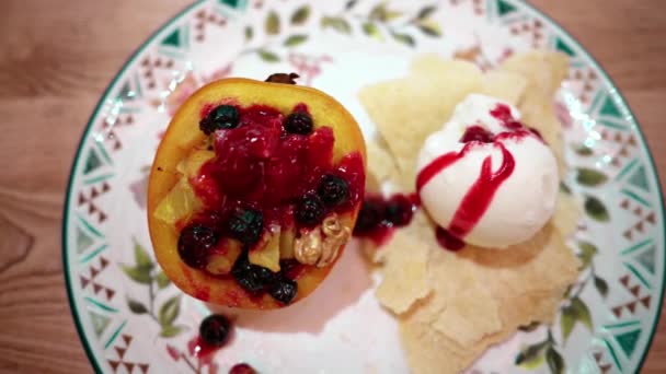 Pieczony Deser Persimmon Słodki Białymi Lodami Czarną Porzeczką Talerzu Włoskiej — Wideo stockowe