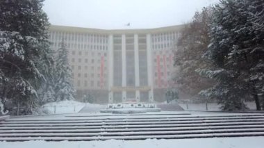 Moldova Parlamentosu, kış aylarında ağır kar altında, Moldova yavaş hareket ediyor
