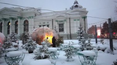 Cisinau, Moldova 'da kahve masaları ve cam iglolar karda