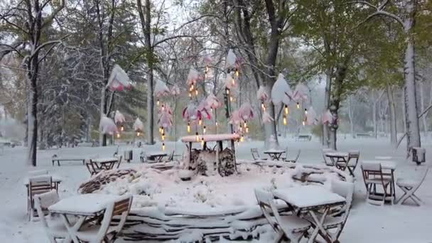 Kışın Chisinau Moldova Kahve Masaları Turuncu Işıkları Olan Parkta Kar — Stok video