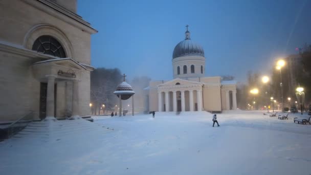 Centralna Katedra Narodzenia Kiszyniowie Wieczorem Niebieskim Niebem Silny Śnieg Zimie — Wideo stockowe