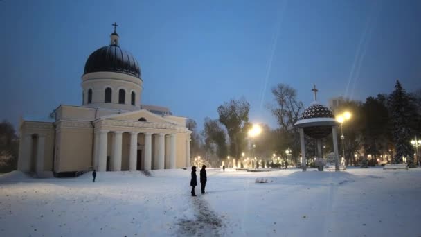 冬に雪が降る青空と夜のキシナウのセントラル ネイティビティ大聖堂 — ストック動画