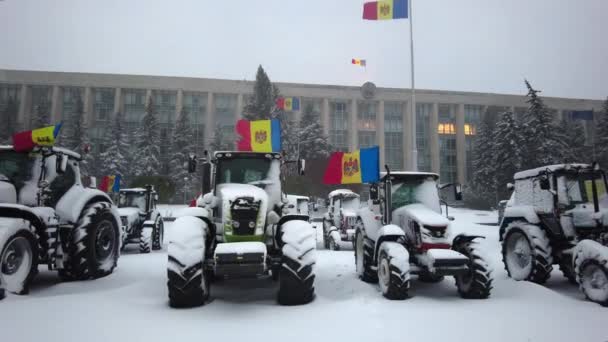Traktory Moldavskou Vlajkou Pokryté Sněhovými Protesty Před Vládní Budovou Kišiněvě — Stock video