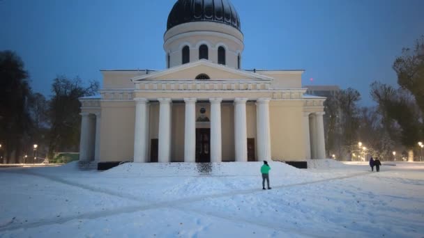 Centrální Katedrála Narození Kišiněvě Večer Modrou Oblohou Zimě Sněží — Stock video