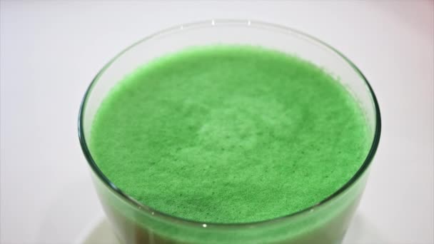 Green Matcha Latte Sticlă Cafenea Aproape — Videoclip de stoc