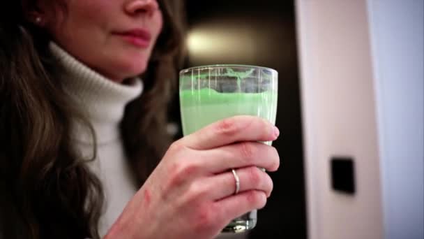 Mujer Bebiendo Café Verde Matcha Latte Una Cafetería — Vídeos de Stock