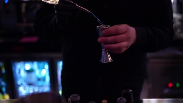 Barman Gieten Alcohol Een Metalen Schot Slow Motion — Stockvideo